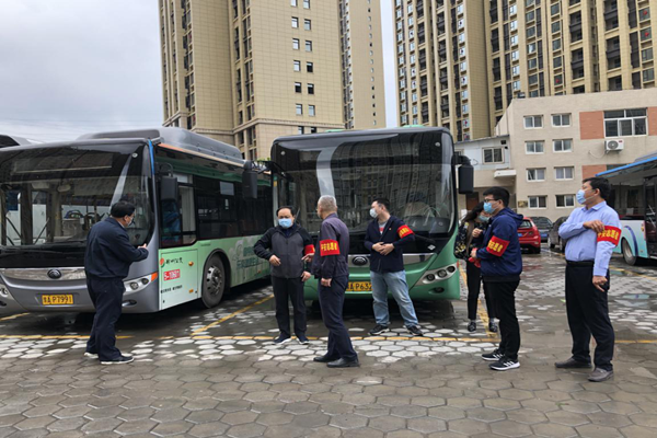 中共鄭州赫喆文化傳播有限公司黨支部開展“疫情防控常態(tài)化，為公共交通助力”志愿服務(wù)實踐活動